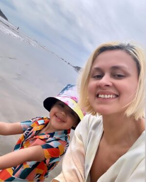 Lolitta Dandoy Instagram - Éclipse solaire 2024 - Mazatlán, Mexique.

On n’avait pas prévu faire quelque chose de spécial pour l’éclipse, mais la vie a fait qu’on se retrouve à Mazatlán au Mexique… aka le meilleur endroit au monde pour la regarder (c’est pas moi qui le dis, c’est la @nasa), et c’était absolument exceptionnel! 

L’éclipse a duré près de 3 heures et on a eu droit à 4 minutes et 20 secondes de totalité. Je ne vais jamais oublier cette matinée sur la plage avec Joe et Charlie. C’était vraiment magique de vivre ce moment céleste en famille, de se faire nos câlins et bisous à trois comme tous les matins, pendant que l’ombre de la lune caressait la plage et tous nos milliers de nouveaux amis de la communauté de l’éclipse :) Allez à la slide n.4 pour entendre notre bonheur💖

#solareclipse2024 #eclipsemazatlán