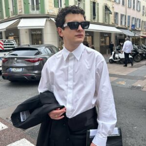 Lorenzo Ferro Instagram - Presentando “Simón De La Montaña” de @federico_luis_____ en Cannes. A pura fe y elegancia❤️ q ganas de q la vean ya! 

1. Full @moschino x @adrianappiolaza con la ayuda de mi mami @ceci.allassia 
2. Federico fumando bajo el afiche de kurosawa 
3. Nosotros dos en la presentación nerviosos
4. Inicios de 2023 pidiendole a la Difunta Correa que haga posible el rodaje de la peli
5. La carta que le escribimos a aquella santa. Habra q volver y agradecerle.
6. Con el productor de moño particular @patricioac 
7. Que viva argentina! Que viva su cine!