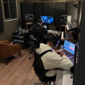 Lorenzo Ferro Instagram - Debajo de mi manga hay musica, miedos, secretos y marcas de personas q jamas olvidare.