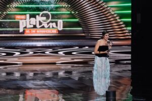 Loreto Mauleón Instagram - Abrumadísima con todo el cariño que estoy recibiendo ❤️ eskerrik asko bihotzez ❤️
Gracias @premios_platino ✨

Y gracias también a todo el equipo que me acompañó anoche
@maydelmanager 
@rafapontessss 

💖

@capelliercapellier @giorgioarmani & @goldandrosesjoyas 
@raquelalvarezdiaz_ 
@alonsocamarena.sofia 
@chanel.beauty 
@iciarcastrorial