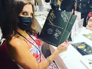 Lori Alan Instagram - WOW
Wow wow🤍
What an incredible experience at @mgscon celebrating the amazing Metal Gear Solid video franchise. 
The artists, my fellow voice actors in the game, the fans, the cosplay… Your name it, made it one of the most special events I’ve ever experienced. Being in community with this amazing group of people was such an honor! Thank you to the amazing Amanda Lemon who put it on and we will be going around the world to meet the most loyal and lovely fans ever. 
Metal Gear Solid Forever 🤍🤍🤍🐍🎙️