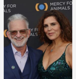 Lori Alan Instagram - Happy Earth Day! 🌎 🌱💚
Let’s all remember the simple things we can do to save our planet. Animal agriculture is the number one leading cause of global warming. Go Vegan to save mother earth, your health and stopping animal cruelty.
@mercyforanimals  had the most beautiful 25th anniversary gala, so inspiring about the ways we can help the animals, the earth and always leading with hope and compassion.
Amazing to be with other compassionate, activists and hopeful people 💚🐾🌱🌍💕
#VeganForThe Planet #veganlife #VeganForTheAnimals #FitOver50 #RedCarpet #MercyForAnimals