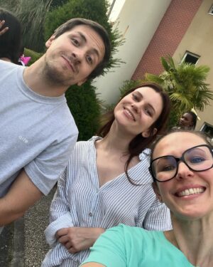 Lorie Pester Instagram - Hier, c’était la fête à @hopitalenfantsmargency . 
Je suis venue avec des amis qui ont mis une ambiance incroyable ! 
Les enfants ont dansé, chanté… il y avait des sourires et des câlins partout. 
Beaucoup de bonheur pour ces petits bouts dont le quotidien n’est pas toujours très joyeux.
Merci @loladubini @gwendaloff @the7eights @itsmadeleine.love @danylchulo @shanys_officiel @pl_prod @marinakova__ 🫶🏻
Merci aussi aux associations de danse et de musique! 
💝