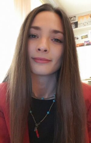 Lorina Kamburova Instagram - Дорогие друзья, Мы творческие люди запускаем большой культурный марафон-флэшмоб #ЖитьТворитьЛюбить 💚 Перенимаю эстафету у @krasner 🍀💛
В это непростое время мы должный поддерживать всех и везде. Мы должный отправить любви ❤
Хочу споделить с Вами любимым стихотворением.
Анна Ахматова-Сжала руки под тёмной вуалью.
Я передаю эстафету 
@yantsapnik 
@sonyaardova 
@annakurienko 
@ania_ardova 
@trubotshist30 
@lesyaparker 
@vishnykovas
Друзья, мне интересно, а какие у Вас любимые произведения или авторы, связанные с этой темой!

Поехали! ЖитьЧитатьЛюбить 
#домашнийартвызов #поезиядуши
#любви #мирвсехнаций 💟💟🌈