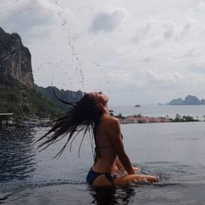 Lorina Kamburova Instagram - Instagram shot vs. Reality
This is how we do it🤘😌🏝🇹🇭
#thailand🇹🇭 #infinitypool #longhair #beauty #views #photography #lovesea☀️