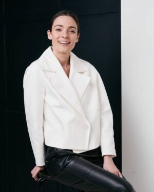 Lorina Kamburova Instagram - На прошлой неделе я имела удовольствие носить одежду талантливого дизайнера @my_afatera.brand 👑 Кажется видно что, я прекрасно в них себя чувствую.🤗
Вместе с фотографом @muller_vita мы творили чудеса и с большим азартом я начинаю вам показывать🔥🔥☀️💥🌸♥️
Люблю фотосессии. Видимо камера меня тоже любит 😅🤤😁😘Хорошего просмотра!

Миналата седмица имах удоволствието да нося дрехите на талантливата дизайнерка Мария Тронина. Заедно с фотографката Вита Муллер сътворихме чудеса и с много вълнение започвам да ви ги показвам😘 
Обичам камерата. Май и тя много ме обича🤗😁 Приятно гледане!💓☀️🔥

#lorinakamburova #лоринакамбурова #бренд #мода #женщина #класса #белоеичерное #фотография #фотосессия #витамуллер #мариятронина