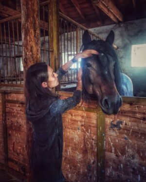 Lorina Kamburova Instagram - Любовта ми към конете е от малка, дори след два опита за случайно самоубийство с тях 😁😂 Енергията на животните е незаменима и зареждаща❤🌈
Бъдете повече сред тях, колкото и да е тежък животът ви, те изтриват всичко с обичта си 🐶🐕🐴🐎🐱
Дори това да означава да ви захапят по рамото, уж "играейки си" 😂
#animallover #doggylovers #love #care #nature #horses #sweetheart #freedom