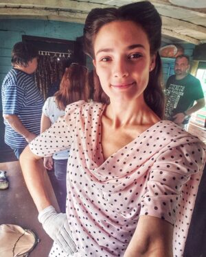 Lorina Kamburova Instagram - На сет🎬😎🌞 Дим машина пуши, романтика се лее във влака, напориста жена в бебешко розово, как да не си направиш селфи 🥴😀
*обърнете внимание на странния човек, който ме гледа отдясно-това е безценният ни сценограф😀😌 #българия #българскифилм #актриса #onset🎥🎬 #pinkylover #sweetheart #необичамрозово #номиседи #романтика😍 #киноснимаем #lovemyjob❤ #вагон #наплощадке #вокзал #nomakeup💪