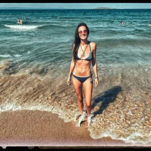 Lorina Kamburova Instagram - Bye, bye sea☀️🧜‍♀️
I love you💖
But it's time for the next chapter👌🥳🌈