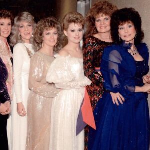 Lorrie Morgan Instagram - It is another very, very sad day in country music. The icon of all icons for every country singer has passed. The world will be a lonelier place just knowing that Loretta is not in it. My heart is breaking today; just wishing for one last goodbye. If ever there was one woman beloved by so many throughout the world, it was Loretta Lynn. God bless you and rest in peace, Loretta. Go see Mooney. ❤️❤️❤️❤️