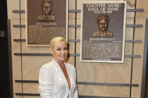 Lorrie Morgan Instagram - Keith's bluegrass roots were well represented last night when @justinmosesmusic , @rickyskaggs and @mollytuttle honored him in song. Also in the band were Jeff White and Deanie Richardson.

#bluegrass #bluegrassmusic #keithwhitley

photo credit: by Jason Kempin and Terry Wyatt/Getty Images for the @officialcmhof