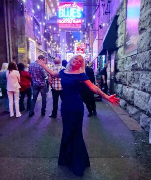 Lorrie Morgan Instagram - Am I overdressed for Printers Alley? Had a little fun after the opening of the @sinatrabartn in Nashville. ❤️