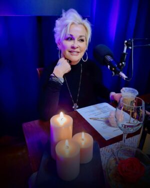 Lorrie Morgan Instagram - I'm up to somethin'!!! 
Can't wait to tell you more ... 'cause you know I love tellin'!!! 
(And I'm gonna be doing some tellin'!) 🤭😆