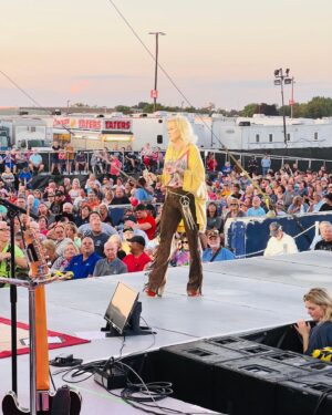 Lorrie Morgan Instagram - So much fun at the @kystatefair last night with my friends the @theoakridgeboys !