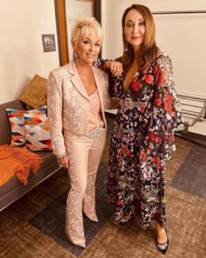 Lorrie Morgan Instagram - Carolinas, @pamtillis and I are heading your way! 🩷Who’s coming to see ✨Grits & Glamour✨with our friends @thealabamaband this weekend?! 

11.9 - Greenville, SC @bswarena 
11.11 -Greensboro, NC @gbocoliseum 

🎟️: www.Lorrie.com