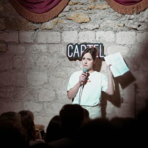 Lou Howard-Levy Instagram - Je l’ai fait ! 😭 première scène au @cartelcomedyclub c’était vraiment trop bien. Je veux refaire. Merci @lisavillaret, merci @alphi_gausslin mon compagnon d’écriture de blagues et merci @llawen_carbonnell pour les photos ❤️

Oui je tiens mon texte parce que j’ai eu un trou de l’espace 🕳️