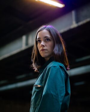 Lou Howard-Levy Instagram - In my badass era 🤝

Quand j’ai contacté @chloevollmerlo j’avais déjà envie de faire un shoot avec elle depuis un moment. Elle qui adore les couleurs qui pètent et les paillettes, lui proposer un shoot badass, sans sourires, industriel et sombre paraissait plutôt incongru. Et pourtant j’ai repéré dans son travail, cette intensité que je recherchais précisément pour cette série. Alors je lui ai parlé de mes idées, j’ai enfilé cette combi que j’adore et elle m’a dit avec un regard pétillant « je connais un pont trop stylé pour shooter » et voilà. Je suis trop contente de cette série, y’en a deux autres qui arrivent, j’ai hâte que vous me fassiez vos retours ❤️
J’avais envie de montrer autre chose de moi, étant naturellement souriante, c’est plutôt rare de me voir en mode badass. Bah j’aime bien. Merci @chloevollmerlo pour ton talent ! 

📸 @chloevollmerlo