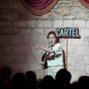 Lou Howard-Levy Instagram - Je l’ai fait ! 😭 première scène au @cartelcomedyclub c’était vraiment trop bien. Je veux refaire. Merci @lisavillaret, merci @alphi_gausslin mon compagnon d’écriture de blagues et merci @llawen_carbonnell pour les photos ❤️

Oui je tiens mon texte parce que j’ai eu un trou de l’espace 🕳️