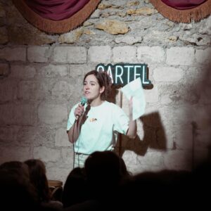 Lou Howard-Levy Instagram - Je l’ai fait ! 😭 première scène au @cartelcomedyclub c’était vraiment trop bien. Je veux refaire. Merci @lisavillaret, merci @alphi_gausslin mon compagnon d’écriture de blagues et merci @llawen_carbonnell pour les photos ❤️

Oui je tiens mon texte parce que j’ai eu un trou de l’espace 🕳️