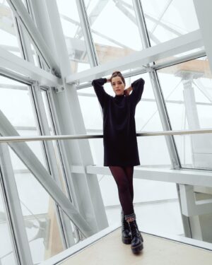 Lou Howard-Levy Instagram - Suite et fin du shoot avec la talentueuse @mariposa_photographe 
J’ai pas souvent l’occasion de shooter dans des lieux improbables, mais quand Marie m’a proposer d’aller à la Fondation Louis Vuitton pendant un créneau ou c’est peu fréquenté pour profiter de la beauté du lieu, j’ai dit oui ! C’est un petit défi de ne pas faire attention aux gens qui passent, d’ignorer les relous qui viennent interrompre le shoot… et parfois c’est super agréable de répondre aux questions de celles et ceux qui posent des questions à Marie sur son modèle d’appareil photo ou autre ☺️ La particularité du style de Marie, c’est qu’il est très graphique, ce lieu était donc idéal pour qu’elle se fasse kiffer en photo, et le résultat est vraiment chouette ❤️