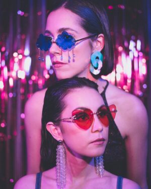 Lou Howard-Levy Instagram - ✨ mood : GLITTER ✨ 

La fin des votes approche pour Voyage Céleste, vous avez jusqu’au 10 avril pour le soutenir 💜 (lien dans nos bios respectives)

Ce soir au cinéma CGR Les Lilas a lieu la projection des 50 films en finale de la compétition du @nikonfilmfestival 
Tu viens ? C’est à 20h ✨

On a été hyper touchées par vos retours sur le film parce que vous vous êtes retrouvés dedans. Vous avez vu un petit bout de vous et ça nous fait chaud au cœur. 🥰

Sinon, on en dit quoi de ce shoot de malados signé @marie__flmt ? 
Et de ce stylisme de @anais.blanc_ ?
Et de ce makeup de @josephine_mkp ?
Ptite dinguerie non ?