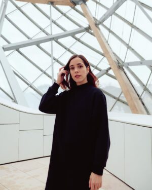 Lou Howard-Levy Instagram - Suite et fin du shoot avec la talentueuse @mariposa_photographe 
J’ai pas souvent l’occasion de shooter dans des lieux improbables, mais quand Marie m’a proposer d’aller à la Fondation Louis Vuitton pendant un créneau ou c’est peu fréquenté pour profiter de la beauté du lieu, j’ai dit oui ! C’est un petit défi de ne pas faire attention aux gens qui passent, d’ignorer les relous qui viennent interrompre le shoot… et parfois c’est super agréable de répondre aux questions de celles et ceux qui posent des questions à Marie sur son modèle d’appareil photo ou autre ☺️ La particularité du style de Marie, c’est qu’il est très graphique, ce lieu était donc idéal pour qu’elle se fasse kiffer en photo, et le résultat est vraiment chouette ❤️