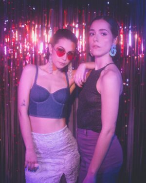 Lou Howard-Levy Instagram - ✨ mood : GLITTER ✨ 

La fin des votes approche pour Voyage Céleste, vous avez jusqu’au 10 avril pour le soutenir 💜 (lien dans nos bios respectives)

Ce soir au cinéma CGR Les Lilas a lieu la projection des 50 films en finale de la compétition du @nikonfilmfestival 
Tu viens ? C’est à 20h ✨

On a été hyper touchées par vos retours sur le film parce que vous vous êtes retrouvés dedans. Vous avez vu un petit bout de vous et ça nous fait chaud au cœur. 🥰

Sinon, on en dit quoi de ce shoot de malados signé @marie__flmt ? 
Et de ce stylisme de @anais.blanc_ ?
Et de ce makeup de @josephine_mkp ?
Ptite dinguerie non ?