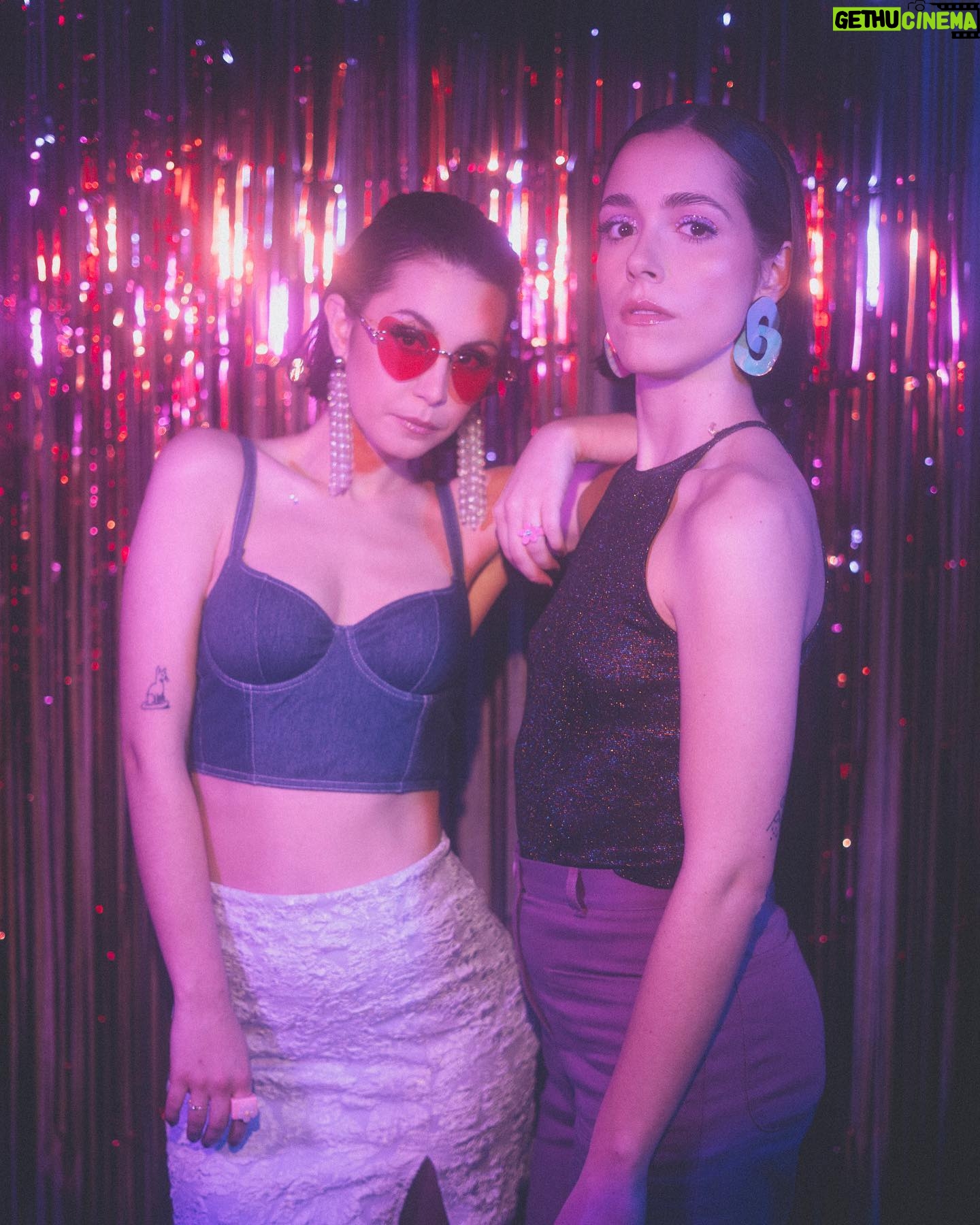 Lou Howard-Levy - 1.7K Likes - ✨ mood : GLITTER ✨
La fin des votes approche pour Voyage Céleste, vous avez jusqu’au 10 avril pour le soutenir 💜 (lien dans nos bios respectives)
Ce soir au cinéma CGR Les Lilas a lieu la projection des 50 films en finale de la compétition du @nikonfilmfestival
Tu viens ? C’est à 20h ✨
On a été hyper touchées par vos retours sur le film parce que vous vous êtes retrouvés dedans. Vous avez vu un petit bout de vous et ça nous fait chaud au cœur. 🥰
Sinon, on en dit quoi de ce shoot de malados signé @marie__flmt ?
Et de ce stylisme de @anais.blanc_ ?
Et de ce makeup de @josephine_mkp ?
Ptite dinguerie non ?