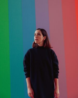 Lou Howard-Levy Instagram - Suite et fin du shoot avec la talentueuse @mariposa_photographe 
J’ai pas souvent l’occasion de shooter dans des lieux improbables, mais quand Marie m’a proposer d’aller à la Fondation Louis Vuitton pendant un créneau ou c’est peu fréquenté pour profiter de la beauté du lieu, j’ai dit oui ! C’est un petit défi de ne pas faire attention aux gens qui passent, d’ignorer les relous qui viennent interrompre le shoot… et parfois c’est super agréable de répondre aux questions de celles et ceux qui posent des questions à Marie sur son modèle d’appareil photo ou autre ☺️ La particularité du style de Marie, c’est qu’il est très graphique, ce lieu était donc idéal pour qu’elle se fasse kiffer en photo, et le résultat est vraiment chouette ❤️