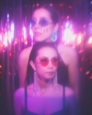 Lou Howard-Levy Instagram - ✨ mood : GLITTER ✨ 

La fin des votes approche pour Voyage Céleste, vous avez jusqu’au 10 avril pour le soutenir 💜 (lien dans nos bios respectives)

Ce soir au cinéma CGR Les Lilas a lieu la projection des 50 films en finale de la compétition du @nikonfilmfestival 
Tu viens ? C’est à 20h ✨

On a été hyper touchées par vos retours sur le film parce que vous vous êtes retrouvés dedans. Vous avez vu un petit bout de vous et ça nous fait chaud au cœur. 🥰

Sinon, on en dit quoi de ce shoot de malados signé @marie__flmt ? 
Et de ce stylisme de @anais.blanc_ ?
Et de ce makeup de @josephine_mkp ?
Ptite dinguerie non ?