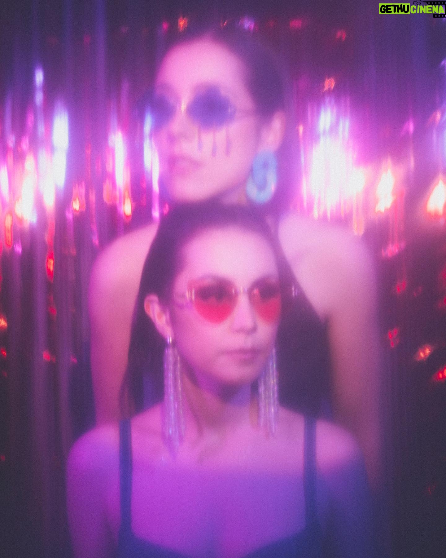 Lou Howard-Levy - 1.7K Likes - ✨ mood : GLITTER ✨
La fin des votes approche pour Voyage Céleste, vous avez jusqu’au 10 avril pour le soutenir 💜 (lien dans nos bios respectives)
Ce soir au cinéma CGR Les Lilas a lieu la projection des 50 films en finale de la compétition du @nikonfilmfestival
Tu viens ? C’est à 20h ✨
On a été hyper touchées par vos retours sur le film parce que vous vous êtes retrouvés dedans. Vous avez vu un petit bout de vous et ça nous fait chaud au cœur. 🥰
Sinon, on en dit quoi de ce shoot de malados signé @marie__flmt ?
Et de ce stylisme de @anais.blanc_ ?
Et de ce makeup de @josephine_mkp ?
Ptite dinguerie non ?