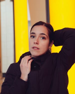 Lou Howard-Levy Instagram - Le jaune c’est une couleur que j’ai longtemps adorée et que maintenant je HAIS. Je trouve que ça me fait un teint bizarre, j’en ai trop mis partout, je peux plus en voir. Mais cette génie de @mariposa_photographe a su me réconcilier avec cette couleur, elle est forte un peu non ?

Tu préfères laquelle ? J’ai hésité à mettre la dernière parce qu’elle ressemble beaucoup à la 2e mais je me suis dit après tout on a qu’une vie.
