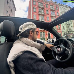 Lou-Pascal Tremblay Instagram - 18 jours pas chez nous 🧳🧃
