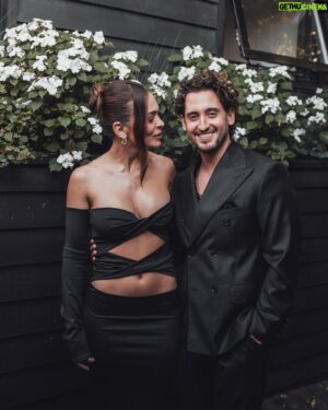 Lou-Pascal Tremblay Instagram - Même si je n’ai pas remporté le trophée hier soir, vous dire comment je ne me sens pas du tout au-dessus de cette reconnaissance.. Que j’accueille avec humilité! 
 
Malgré que le travail ne m’ait jamais boudé depuis que j’ai 15 ans, je me suis tout de même questionné sur ma place dans l’industrie dans les dernières années; à savoir si elle existait vraiment ; si j’avais envie de poursuivre ma carrière, et surtout, et elle était là la vrai question que j’avais peur de regarder en pleine face : si j’avais un réel potentiel comme interprète.
 
La bénédiction qui s’est ensuivie et qui m’a permis de gagner confiance une fois pour toute, c’est celle du Dr. Faubert.
 
@creafab2018 , @mariealabbe , merci. Merci aussi d’avoir le talent de rallier des équipes aussi humaines, composées d’artisans qui ont déjà fait leur preuve, qui ne sont pas là pour nourrir leur égo, mais qui se donnent corps et âmes, en équipe, au service du texte. Gravitant autour de la meilleure leader positive qu’on aurait pu se souhaiter, @suzanne_clement 

Si j’avais pu offrir ce deuxième Gémeaux en carrière, je l’aurais dédié à ma maman… Il y a quatre ans, ma mère a été diagnostiquée avec un cancer de stade 4, sans opportunité de guérison ; ma mère que j’espère rendre un peu plus fière de moi, chaque jour, et qui contribue à faire de moi une meilleure personne et un meilleur interprète. Non seulement ma mère est encore pleine de vie, mais j’avais aussi la chance de l’avoir à mes côtés hier et contre toute attente, après 4 ans à combattre la maladie, elle est actuellement en rémission grâce à un nouveau traitement expérimental.
 
Je remercie de tout mon cœur les corps hospitaliers de l’Hôpital Général Juif et de celui de Maisonneuve-Rosemont d’avoir sauvé ma maman Nicole, “STAT”. 

Un dernier merci aux maîtres de chez @sartorialto qui m’accompagnent depuis le jour un, avec leur haute couture inégalée. 

❤️