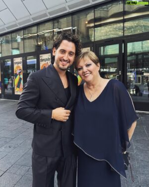 Lou-Pascal Tremblay Instagram - Même si je n’ai pas remporté le trophée hier soir, vous dire comment je ne me sens pas du tout au-dessus de cette reconnaissance.. Que j’accueille avec humilité! 
 
Malgré que le travail ne m’ait jamais boudé depuis que j’ai 15 ans, je me suis tout de même questionné sur ma place dans l’industrie dans les dernières années; à savoir si elle existait vraiment ; si j’avais envie de poursuivre ma carrière, et surtout, et elle était là la vrai question que j’avais peur de regarder en pleine face : si j’avais un réel potentiel comme interprète.
 
La bénédiction qui s’est ensuivie et qui m’a permis de gagner confiance une fois pour toute, c’est celle du Dr. Faubert.
 
@creafab2018 , @mariealabbe , merci. Merci aussi d’avoir le talent de rallier des équipes aussi humaines, composées d’artisans qui ont déjà fait leur preuve, qui ne sont pas là pour nourrir leur égo, mais qui se donnent corps et âmes, en équipe, au service du texte. Gravitant autour de la meilleure leader positive qu’on aurait pu se souhaiter, @suzanne_clement 

Si j’avais pu offrir ce deuxième Gémeaux en carrière, je l’aurais dédié à ma maman… Il y a quatre ans, ma mère a été diagnostiquée avec un cancer de stade 4, sans opportunité de guérison ; ma mère que j’espère rendre un peu plus fière de moi, chaque jour, et qui contribue à faire de moi une meilleure personne et un meilleur interprète. Non seulement ma mère est encore pleine de vie, mais j’avais aussi la chance de l’avoir à mes côtés hier et contre toute attente, après 4 ans à combattre la maladie, elle est actuellement en rémission grâce à un nouveau traitement expérimental.
 
Je remercie de tout mon cœur les corps hospitaliers de l’Hôpital Général Juif et de celui de Maisonneuve-Rosemont d’avoir sauvé ma maman Nicole, “STAT”. 

Un dernier merci aux maîtres de chez @sartorialto qui m’accompagnent depuis le jour un, avec leur haute couture inégalée. 

❤️