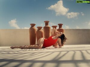 Lou-Pascal Tremblay Instagram - Dernière pub réalisée pour @nana.the.brand ☀️ Avec : @marinabastarache @tresduchelle & @mynameisaicha  Réalisation et Direction photo : 🤟🏼 MUA : Sophie Parrot  Styliste : @arianes 
Grading : @thomas.dauteuil / @shedmtl  Montage & sound design : 🤟🏼 S/O : @mmxmessier @bryanallie_