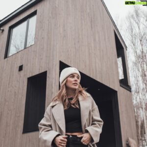 Lou-Pascal Tremblay Instagram - Un an et demi après nos premiers pas dans cette forêt, nous pouvons enfin call it home! QUELLE EXPÉRIENCE 🫠 Jamais nous n’aurions pu y arriver sans les professionnels qui nous ont encadrés tout au long du processus! Nous les remercions pour leur écoute, leur talent et leurs justes conseils 🎯 Pour en voir plus, la web série « La Casa des Cocos » est disponible sur les différents comptes de ma douce  @marinabastarache