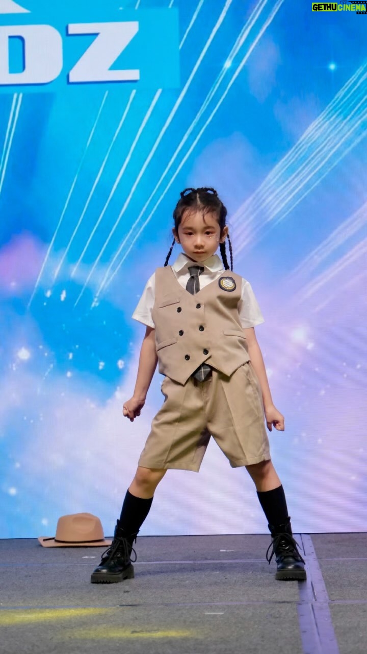 Louis Cheung - 18K Likes - 🧡
星期一精神啲 🙌🏻
為大家打打氣✨
@kakaball323 同小朋友們
今次去埋亞博表演
我哋梗係要全家齊齊去支持
大家都好有型好叻叻呀🥰👍🏻👍🏻
你哋可唔可以俾啲鼓勵小朋友呀?
感謝Danie老師的用心教導🫶🏻
@danie_c @dreamcast.hk @dckidz.hk