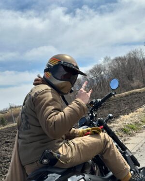 Louis Cheung Instagram - 舊年差唔多依個時間
拍完《盜月者》，留咗係日本
bike Trip 🥹

希望有機會再去玩過🔥💪🏼

#travel #Japan #biker 
#harleydavidson #sakura