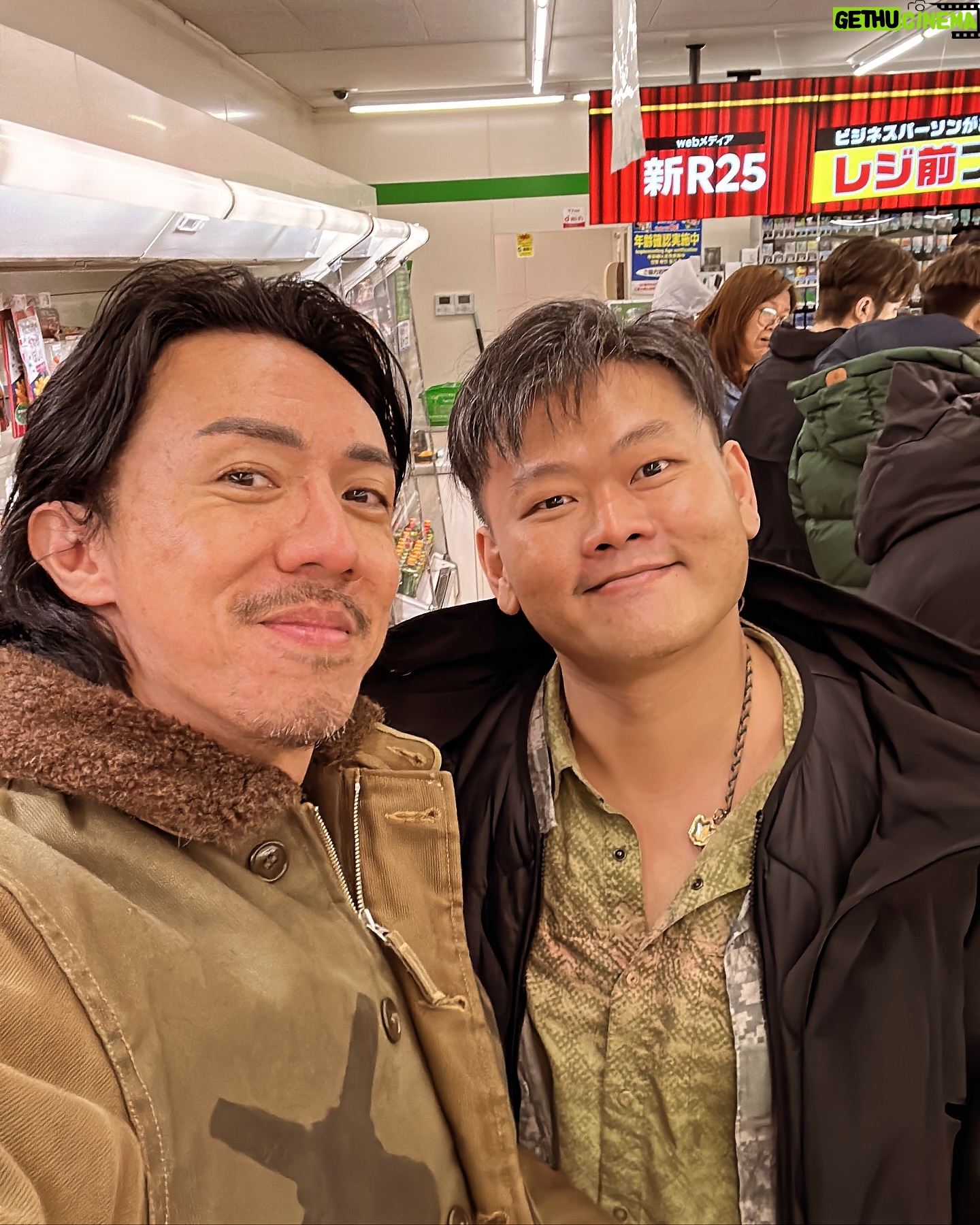 Louis Cheung - 18.5K Likes - 係日本拍攝外景嘅時候
天寒地凍,每次要去廁所
劇組都會安排我哋去附近嘅便利店😝
我哋都會乘機買嘢食,成班細路仔放小息咁😂
快樂嘅回憶✨❤️
你睇吓後面三位團友幾開心😏🤣
#盜月者
@themoonthieves.movie
@edanlui
@ansonlht
@ahfa0908
#白只