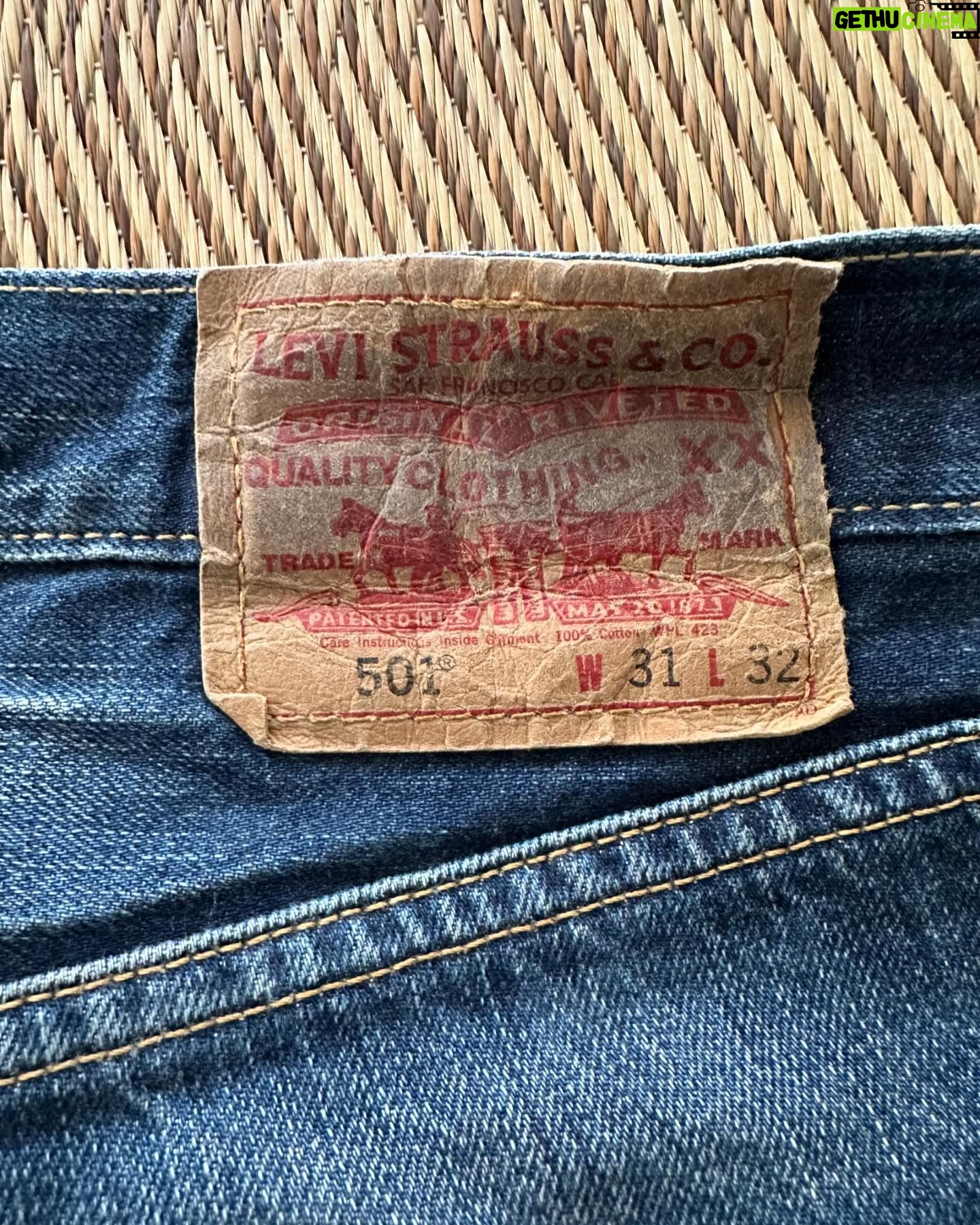 Louis Cheung - 5.9K Likes - 今日同朋友傾開牛仔褲
講起1998年,去日本旅行
成個trip淨係買咗一條牛仔褲
記得好似千幾二千蚊
嗰個年紀,買完就直接宣佈破產
不過超級開心,仲記得番到屋企,著住條褲浸落浴缸定型
眨吓眼,條褲陪咗我26年
由年青到而家行過嘅每一步
變成咗貓鬚,記低咗我嘅回憶
今日喺個衣櫃摷返出嚟,望住條褲
有一種感動🥹
最勁係,到而家仲啱啱😂✌🏻
問你怕未?
另外一條係入行嘅時候買
好似係想鼓勵自己😂😂
眨吓眼都差唔多20年
都係仲啱着😂😂😂
#levis #501 #jeans
#vintage