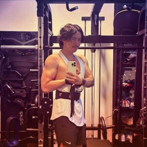Louis Cheung Instagram - Let’s go 💪🏼
最近好努力，每日Cardio , on diet , weight training 🔥
減咗差唔多10磅，繼續努力🔥
為咗個角色，頂住🤘🏼

多謝師父嘅鼓勵💪🏼

@brenda_lo_lo