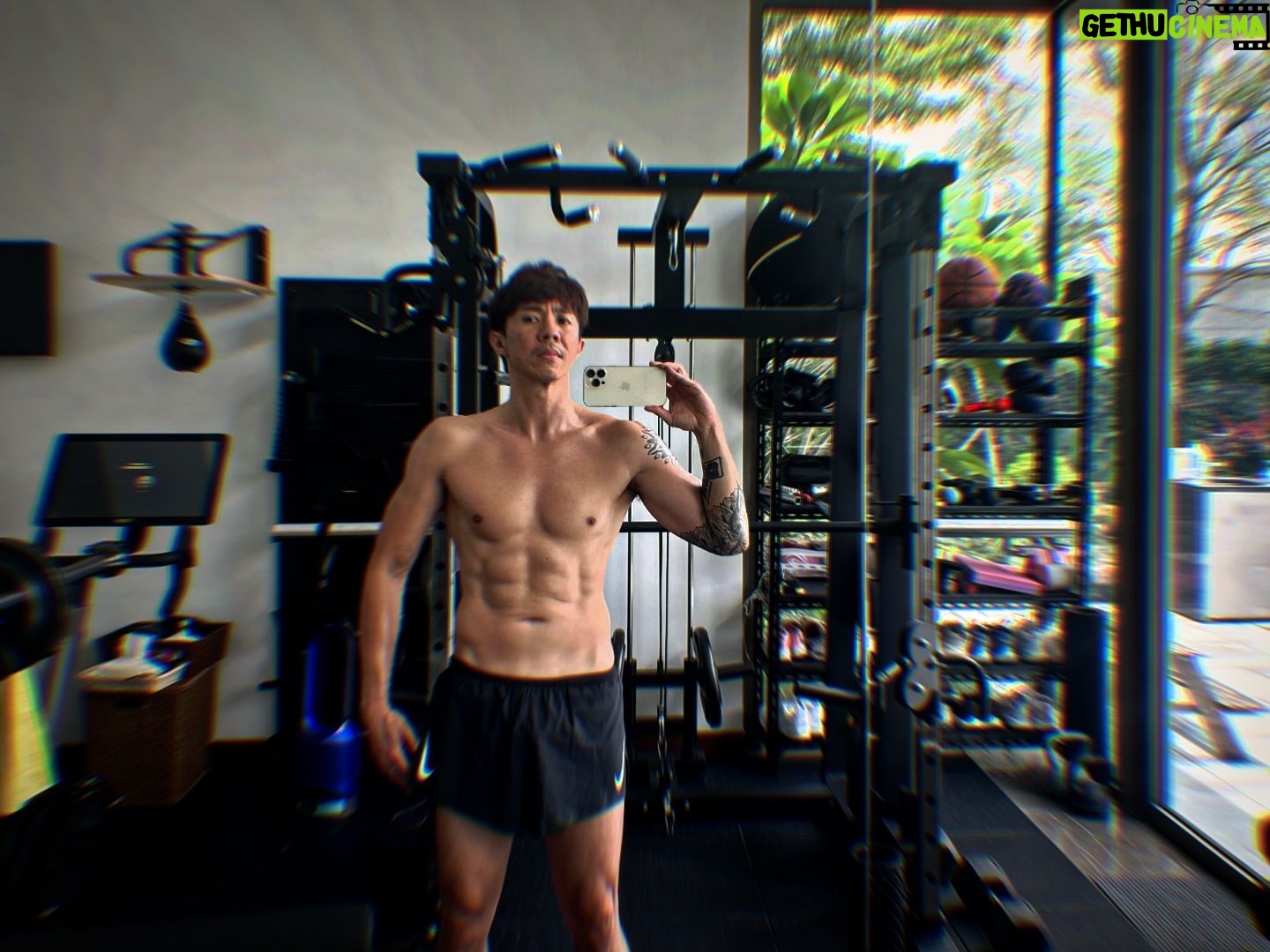 Louis Cheung - 21.9K Likes - 導演:「我想你個角色鋼條d」
咁就開始咗差唔多三個月嘅修身之旅🤣
因為之前椎間盤突出,要小心坐骨神經痛復發
所以今次訓練要格外小心,唔係就GGGGGGG 🥶
嚴格嘅飲食,訓練,帶氧運動
冇油冇糖嘅生活…仲要開始嘅時候啱啱戒埋煙
勁想食甜嘢🤣真係好鬼難
呢十幾年因為唔同角色,試過好多次
我覺得我進步最大,係脾氣😂
應該練成咗唔會躁底💪🏼
年紀只係數字
我仍然做到💪🏼大把貨,吹咩?😌
各位中佬,俾油🔥🔥🔥
多謝師父 @brenda_lo_lo 沿途護航♥️
仲有幾日就拍💪🏼頂埋佢🔥
