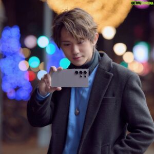 Louis Chiang Instagram - 最近 Samsung 最新款手機 Galaxy S24 Ultra 強調 AI 功能，本來不知道 AI 在手機裡能產生什麼奇妙的功能，但經過體驗後，對於愛攝影的我來說，覺得它在夜間表現的很驚艷！在低光源的環境下照片依然清晰自然，而且手機支援超高2億畫素和智慧人像辨識，使用五倍遠距離拍攝，在昏暗的環境也不會忽略任何遠處細節！

此外，它的生成式相片編輯也非常方便，圈起想修改的地方就會自動填補，幾秒鐘就能獲得全新創意照片。如果平常手機上網看到感興趣的物件，可以直接圈出想搜尋的範圍，就可以立馬跳轉到搜尋頁面瀏覽資訊，這功能很直覺！

除了強大的攝影功能外，Samsung Notes 就像生活智慧助理，能夠將隨手記錄的靈感，一鍵產出摘要，讓筆記一目了然。

最後，對於重視設計的我來說，它有一個有趣的主題式感應保護殼，在鎖定螢幕也會顯示同款的主題，前後一致性更高，小細節對美感強迫症的人來說很貼心～
Galaxy S24 Ultra 結合 AI 設計許多強大的功能，讓科技生活level up，如果你熱愛記錄生活，充滿靈感和創意，讓它能成為你的優良助手，幫你輕鬆實現各種想像！

今天起就正式開賣，買就送好禮！買主題式感應保護殼也有優惠，可以上三星官網了解更多！ 

#teamgalaxy 
#galaxys24series 
#epicjustlikethat 
#一出手就搞定 
@samsungtaiwan