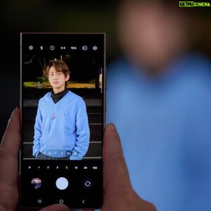 Louis Chiang Instagram - 最近 Samsung 最新款手機 Galaxy S24 Ultra 強調 AI 功能，本來不知道 AI 在手機裡能產生什麼奇妙的功能，但經過體驗後，對於愛攝影的我來說，覺得它在夜間表現的很驚艷！在低光源的環境下照片依然清晰自然，而且手機支援超高2億畫素和智慧人像辨識，使用五倍遠距離拍攝，在昏暗的環境也不會忽略任何遠處細節！

此外，它的生成式相片編輯也非常方便，圈起想修改的地方就會自動填補，幾秒鐘就能獲得全新創意照片。如果平常手機上網看到感興趣的物件，可以直接圈出想搜尋的範圍，就可以立馬跳轉到搜尋頁面瀏覽資訊，這功能很直覺！

除了強大的攝影功能外，Samsung Notes 就像生活智慧助理，能夠將隨手記錄的靈感，一鍵產出摘要，讓筆記一目了然。

最後，對於重視設計的我來說，它有一個有趣的主題式感應保護殼，在鎖定螢幕也會顯示同款的主題，前後一致性更高，小細節對美感強迫症的人來說很貼心～
Galaxy S24 Ultra 結合 AI 設計許多強大的功能，讓科技生活level up，如果你熱愛記錄生活，充滿靈感和創意，讓它能成為你的優良助手，幫你輕鬆實現各種想像！

今天起就正式開賣，買就送好禮！買主題式感應保護殼也有優惠，可以上三星官網了解更多！ 

#teamgalaxy 
#galaxys24series 
#epicjustlikethat 
#一出手就搞定 
@samsungtaiwan