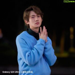 Louis Chiang Instagram - 最近 Samsung 最新款手機 Galaxy S24 Ultra 強調 AI 功能，本來不知道 AI 在手機裡能產生什麼奇妙的功能，但經過體驗後，對於愛攝影的我來說，覺得它在夜間表現的很驚艷！在低光源的環境下照片依然清晰自然，而且手機支援超高2億畫素和智慧人像辨識，使用五倍遠距離拍攝，在昏暗的環境也不會忽略任何遠處細節！

此外，它的生成式相片編輯也非常方便，圈起想修改的地方就會自動填補，幾秒鐘就能獲得全新創意照片。如果平常手機上網看到感興趣的物件，可以直接圈出想搜尋的範圍，就可以立馬跳轉到搜尋頁面瀏覽資訊，這功能很直覺！

除了強大的攝影功能外，Samsung Notes 就像生活智慧助理，能夠將隨手記錄的靈感，一鍵產出摘要，讓筆記一目了然。

最後，對於重視設計的我來說，它有一個有趣的主題式感應保護殼，在鎖定螢幕也會顯示同款的主題，前後一致性更高，小細節對美感強迫症的人來說很貼心～
Galaxy S24 Ultra 結合 AI 設計許多強大的功能，讓科技生活level up，如果你熱愛記錄生活，充滿靈感和創意，讓它能成為你的優良助手，幫你輕鬆實現各種想像！

今天起就正式開賣，買就送好禮！買主題式感應保護殼也有優惠，可以上三星官網了解更多！ 

#teamgalaxy 
#galaxys24series 
#epicjustlikethat 
#一出手就搞定 
@samsungtaiwan