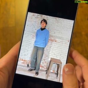 Louis Chiang Instagram - 最近 Samsung 最新款手機 Galaxy S24 Ultra 強調 AI 功能，本來不知道 AI 在手機裡能產生什麼奇妙的功能，但經過體驗後，對於愛攝影的我來說，覺得它在夜間表現的很驚艷！在低光源的環境下照片依然清晰自然，而且手機支援超高2億畫素和智慧人像辨識，使用五倍遠距離拍攝，在昏暗的環境也不會忽略任何遠處細節！

此外，它的生成式相片編輯也非常方便，圈起想修改的地方就會自動填補，幾秒鐘就能獲得全新創意照片。如果平常手機上網看到感興趣的物件，可以直接圈出想搜尋的範圍，就可以立馬跳轉到搜尋頁面瀏覽資訊，這功能很直覺！

除了強大的攝影功能外，Samsung Notes 就像生活智慧助理，能夠將隨手記錄的靈感，一鍵產出摘要，讓筆記一目了然。

最後，對於重視設計的我來說，它有一個有趣的主題式感應保護殼，在鎖定螢幕也會顯示同款的主題，前後一致性更高，小細節對美感強迫症的人來說很貼心～
Galaxy S24 Ultra 結合 AI 設計許多強大的功能，讓科技生活level up，如果你熱愛記錄生活，充滿靈感和創意，讓它能成為你的優良助手，幫你輕鬆實現各種想像！

今天起就正式開賣，買就送好禮！買主題式感應保護殼也有優惠，可以上三星官網了解更多！ 

#teamgalaxy 
#galaxys24series 
#epicjustlikethat 
#一出手就搞定 
@samsungtaiwan