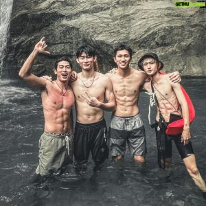 Louis Chiang Instagram - K4 挑戰金岳瀑布 上線啦！！！
終於帶你們體驗獵人的生活了
真的快笑死！ 
還不找我們拍團粽😂😂😂
#自行到秘境獵人YT頻道
@taro_yu_tung 
@nat.chen_10 
@louis_abcd 
#奇蹟四少 #K4