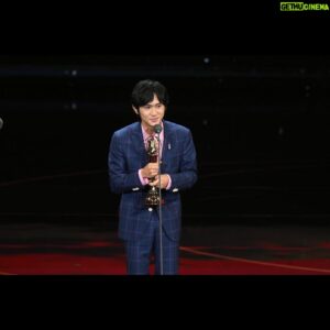 Louis Chiang Instagram - 到後台被主持人問到回去要怎麼慶祝，完全沒想過這個問題的我就狗急跳牆說回去看我兩隻貓咪，接著說了謝謝他們？？就知道我有多緊張。
.
可能有在心裡排練過好幾遍，甚至作為茶餘飯後的模擬情境，但從來都不敢好好想清楚紅毯、舞台和走上去的樣子，直到昨晚還是迷迷糊糊的飄了上臺，再迷迷糊糊的說完了我想說的話（依舊是真心的），最想說的還是感謝。
.
我跟隨行夥伴說昨天很像在演灰姑娘，突然跑到一個好像不屬於我的地方做一場夢，所以要特別感謝神仙教母團隊，造型師 @paulawa ，尤其因為你我才可能認識奧特萊斯才有了左又禾🥺。感謝 @oplus_studio 髮型韋恩哥 @prettycool_makeup 化妝偉文哥和攝影Jimmy哥賜與我奇蹟美照。
.
最後謝謝 #金鐘57 所有評審，願意給熱愛表演的人這個機會。謝謝 @linetvtw 大力宣傳讓更多優秀作品被看見!!!

Stylist:
@paulawa 

Hair: 
@oplus_studio 

Makeup: 
@prettycool_makeup 
@jam80160857 

Clothes:
@gautebespoke 
#gaute 

Jewelry:
@qeelinjewellery 
#qeelin 

Photo:
@jimmylee0007