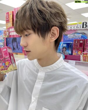 Louis Chiang Instagram - 最近因爲活動和K4又去了台北的松本清藥妝店。拍攝任務柏文幫我買超爽，收工後也順便幫自己和家人補補貨！

去年底在日本有買新升級的Chocola BB極緻賿原錠，是這次藉機補貨的重點～它不只補充膠原蛋白和維生素C，還有乳酸菌、鐵、B群等等。小顆的膜衣錠很好吞，很容易就能補充各種營養！有興趣的朋友可以試試～

#chocolabb #chocolabbcollagen 
#chocolabbcollagenpremium 
#松本清 
#chocolabb極緻膠原錠